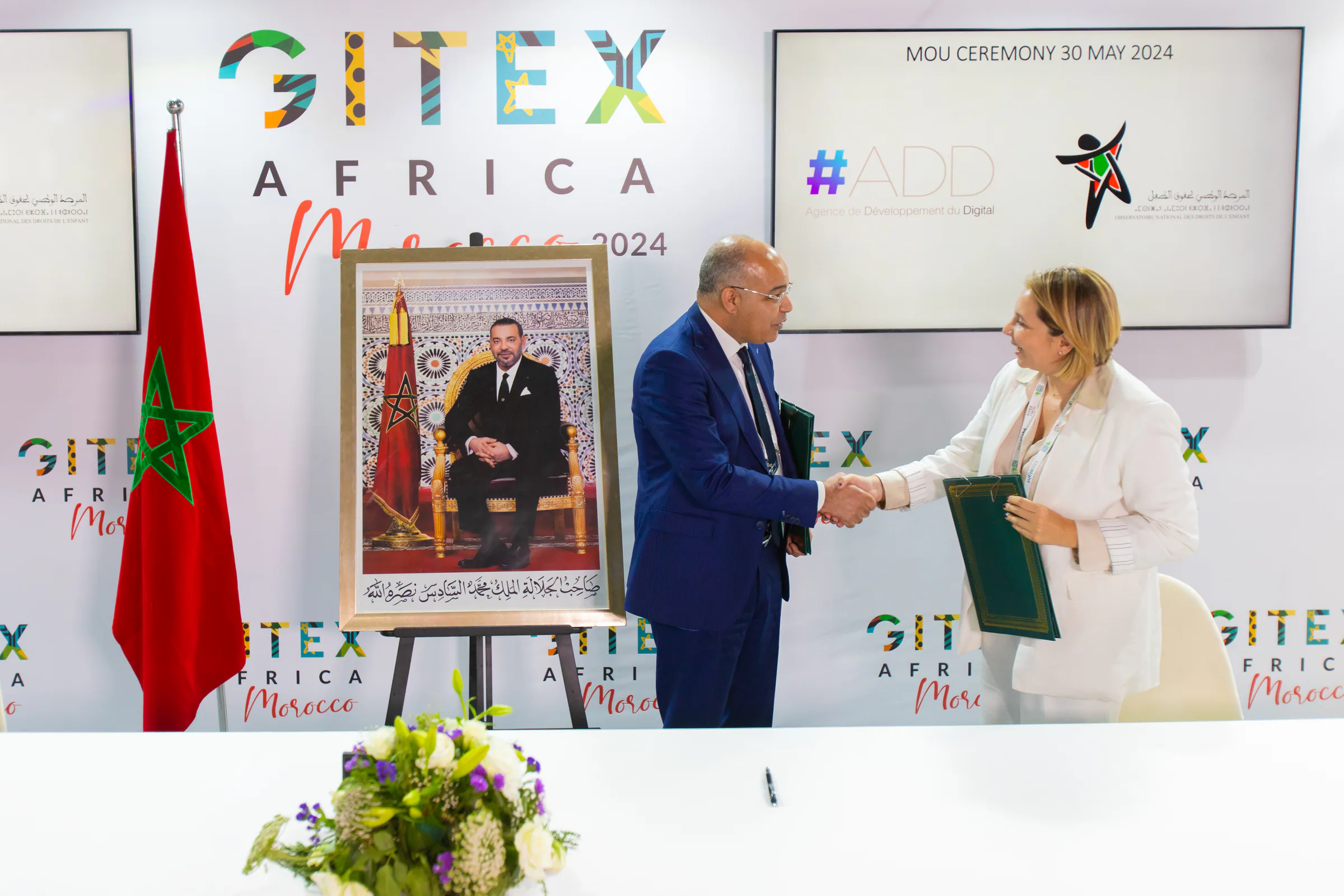 Poignée de main lors d’une cérémonie au GITEX Africa Morocco 2024