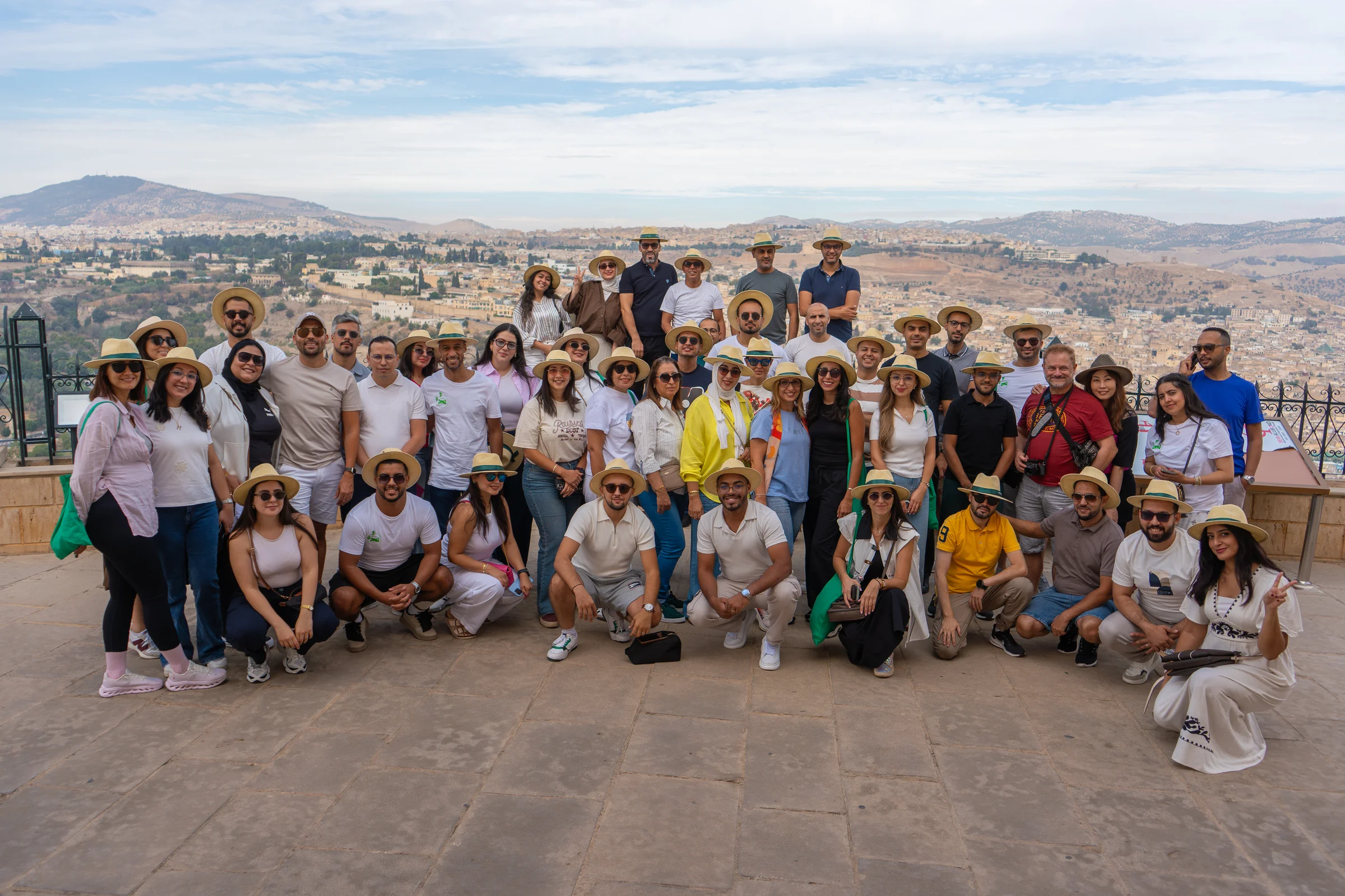 Photo de groupe d’une équipe devant un panorama urbain