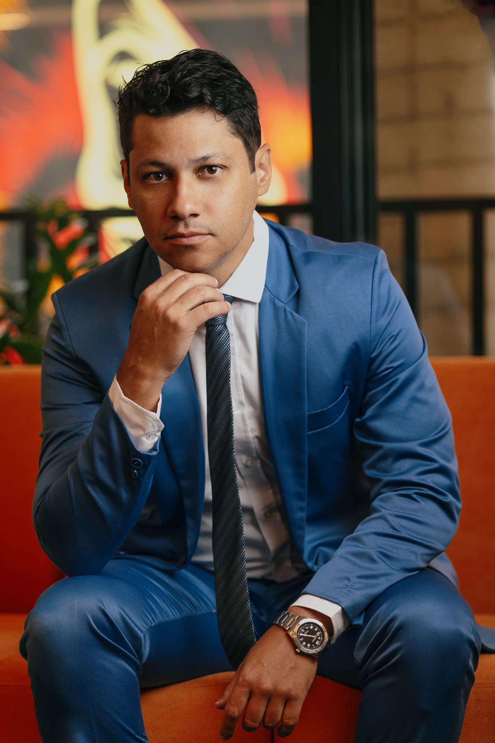 Portrait d’un dirigeant assis, en veste bleue