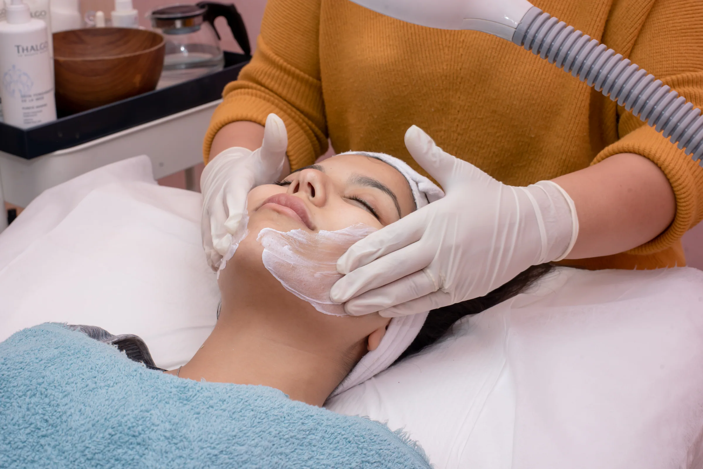 Soin du visage réalisé dans un institut de beauté