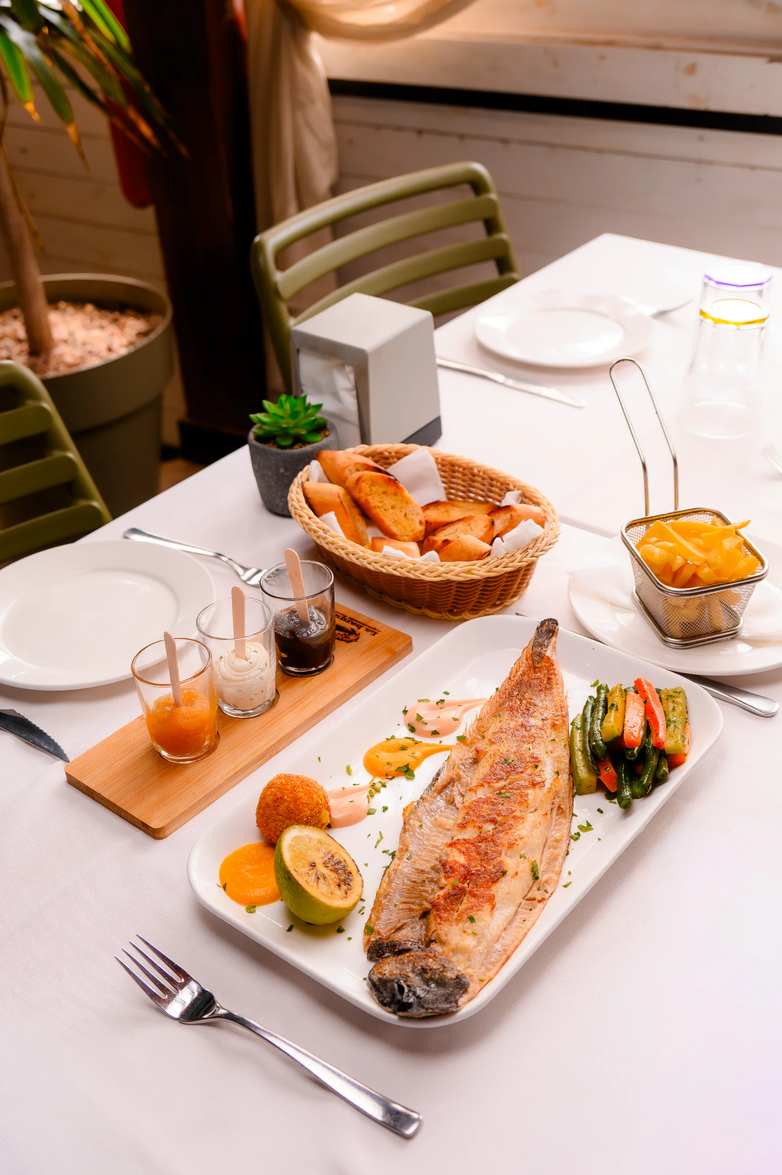 Poisson grillé dressé sur une table de restaurant