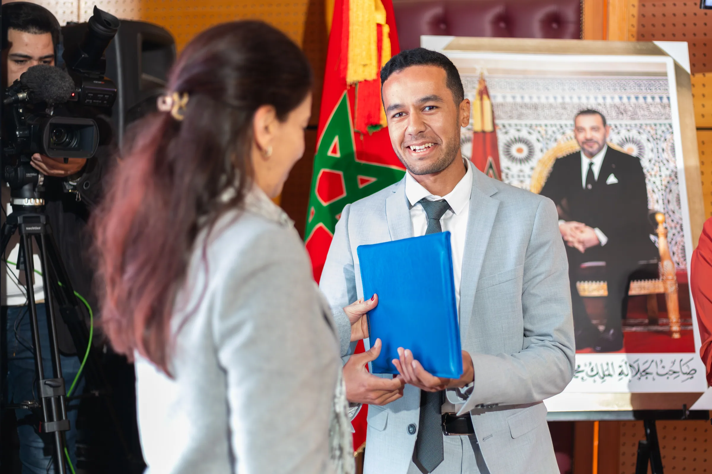 Lauréat souriant après une remise de prix