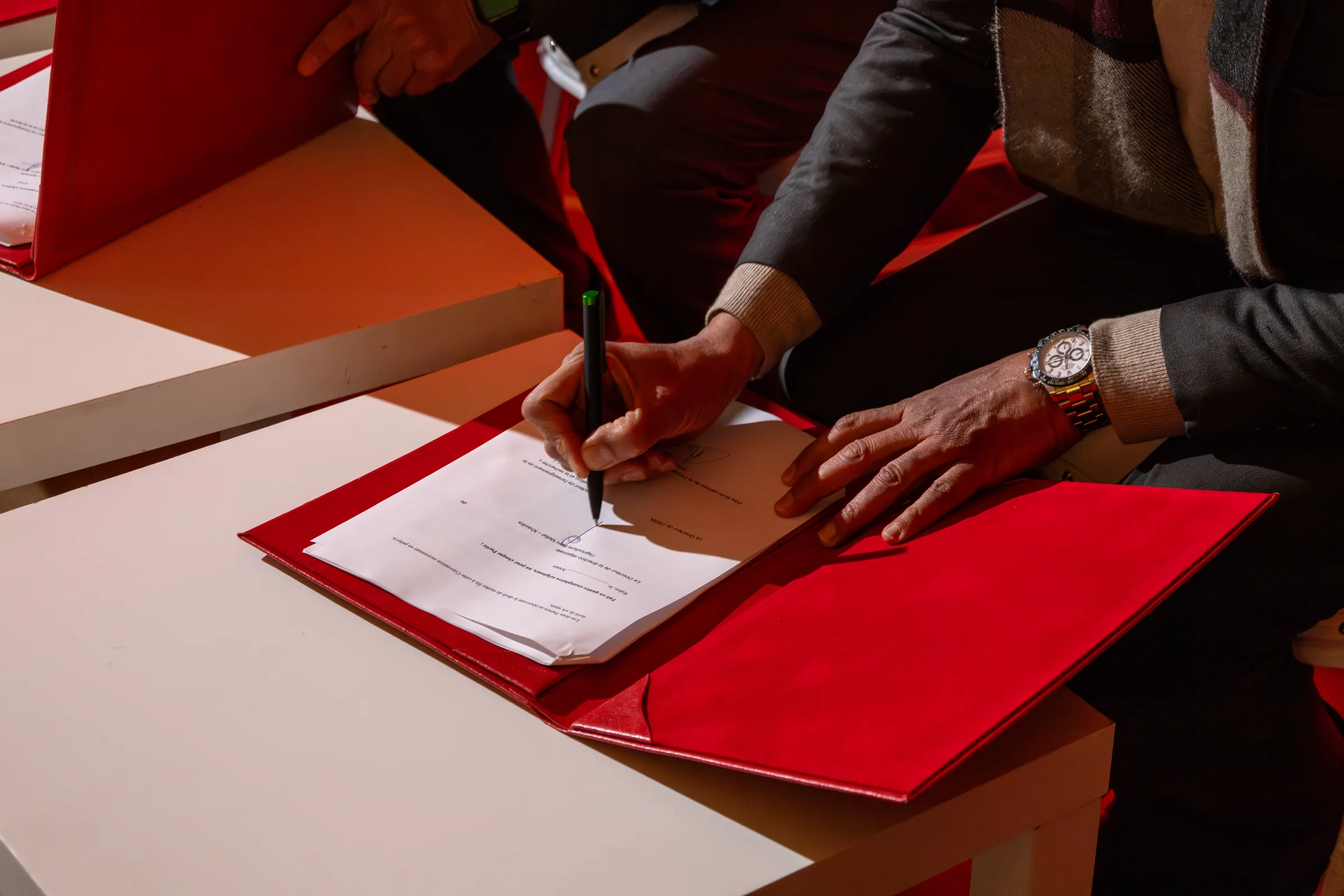Détail des mains signant un document officiel