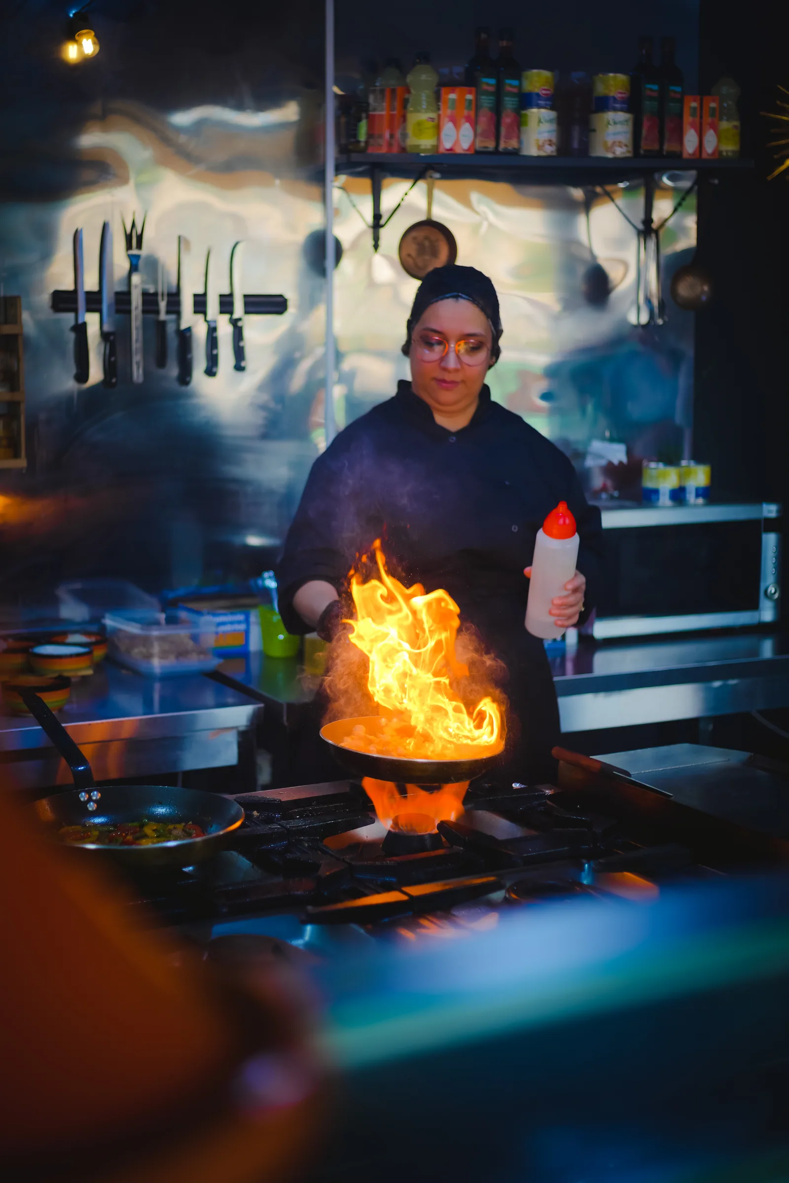 Cuisinière travaillant devant une flamme vive