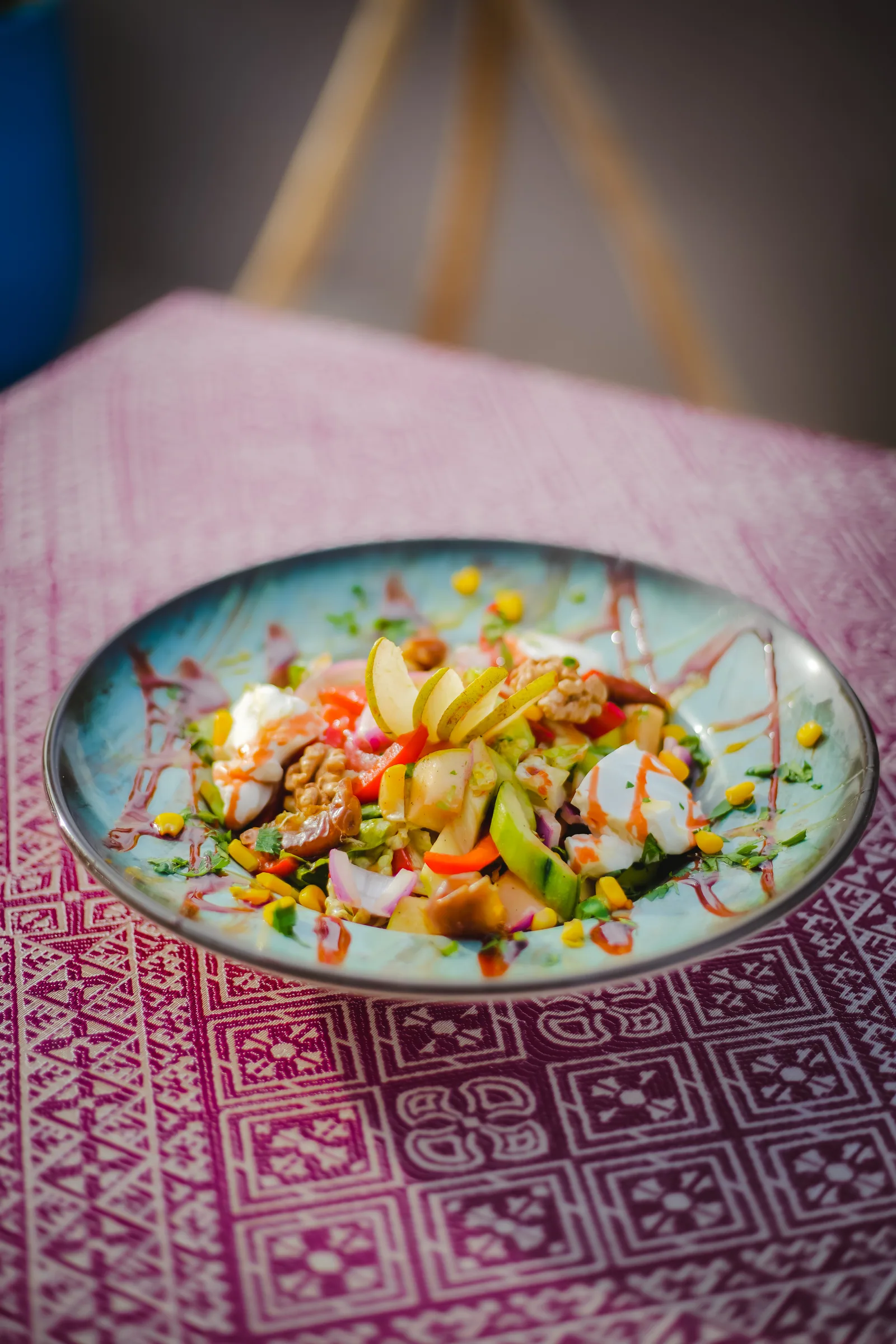 Salade colorée dressée sur une table textile