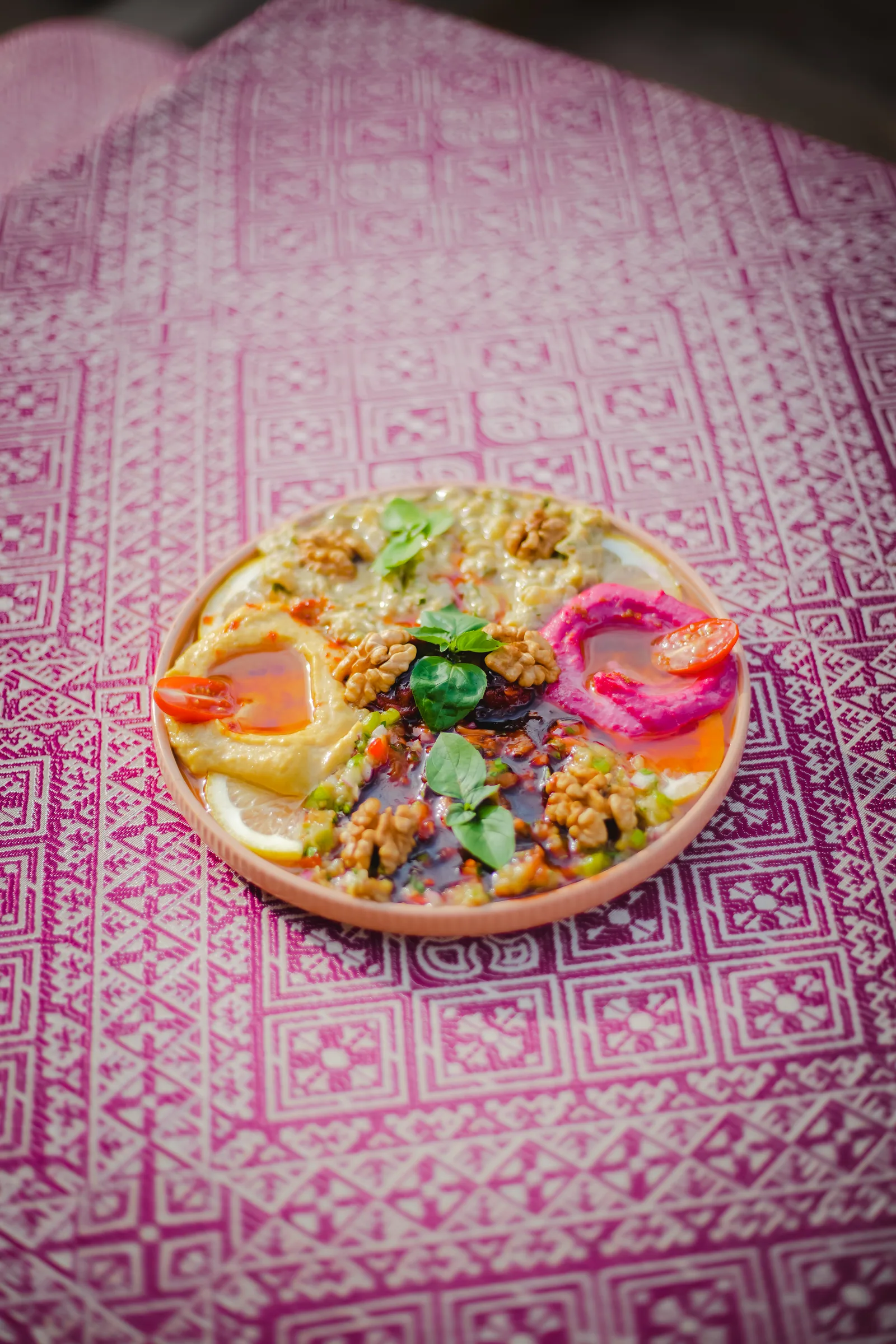 Assiette marocaine aux légumes et condiments colorés