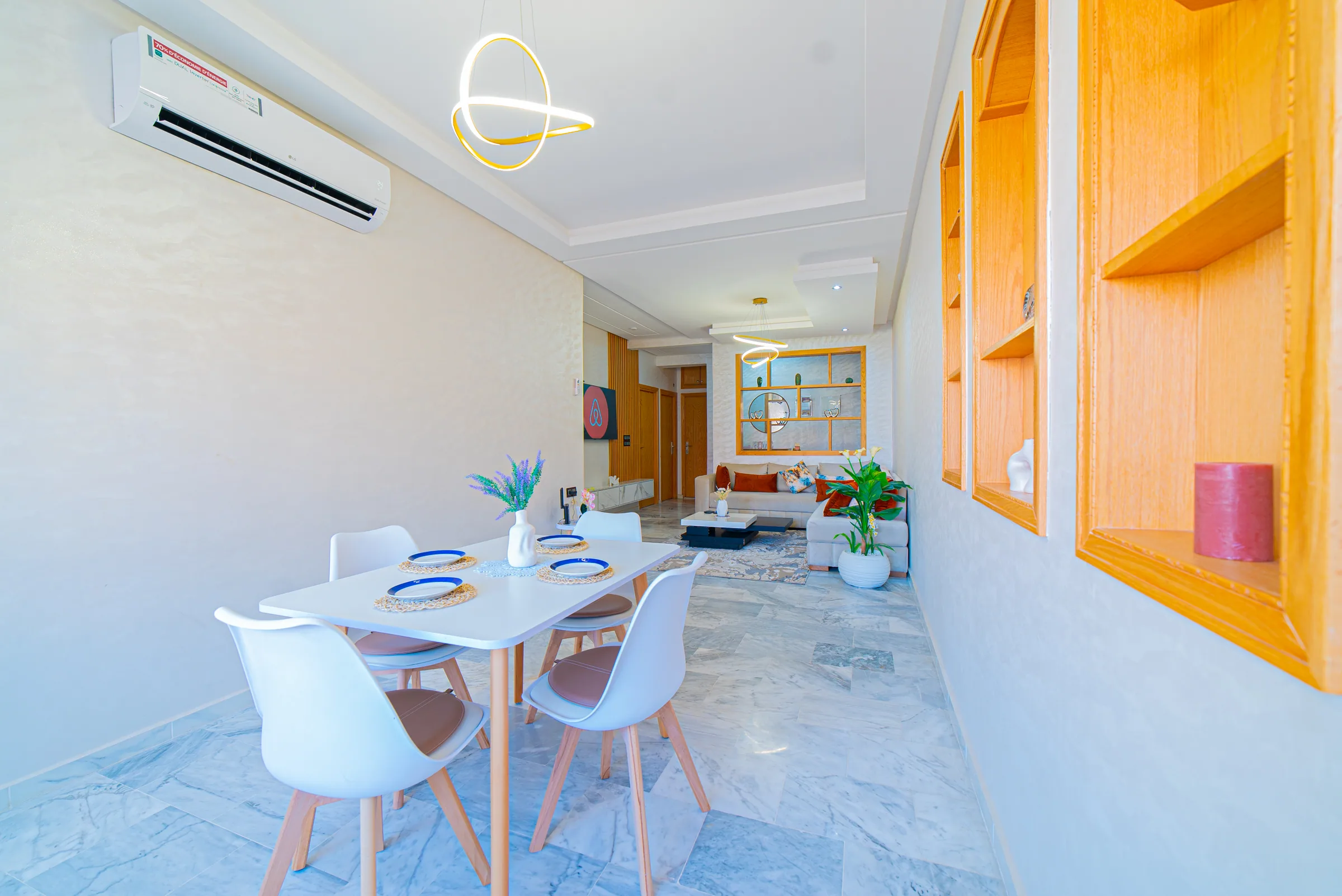Espace repas ouvert aux lignes claires
