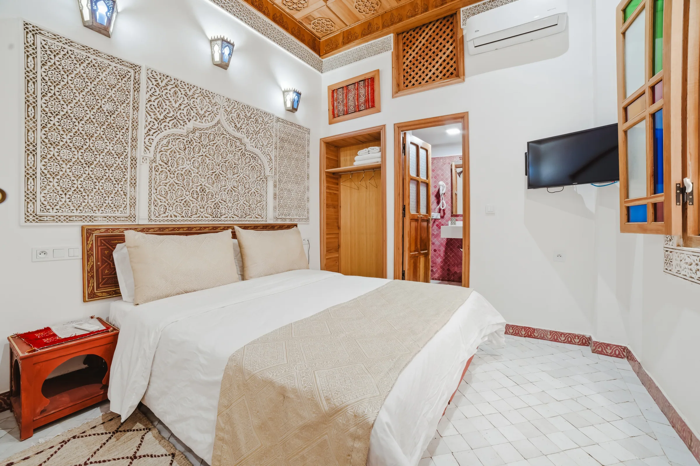 Chambre lumineuse avec détails artisanaux marocains