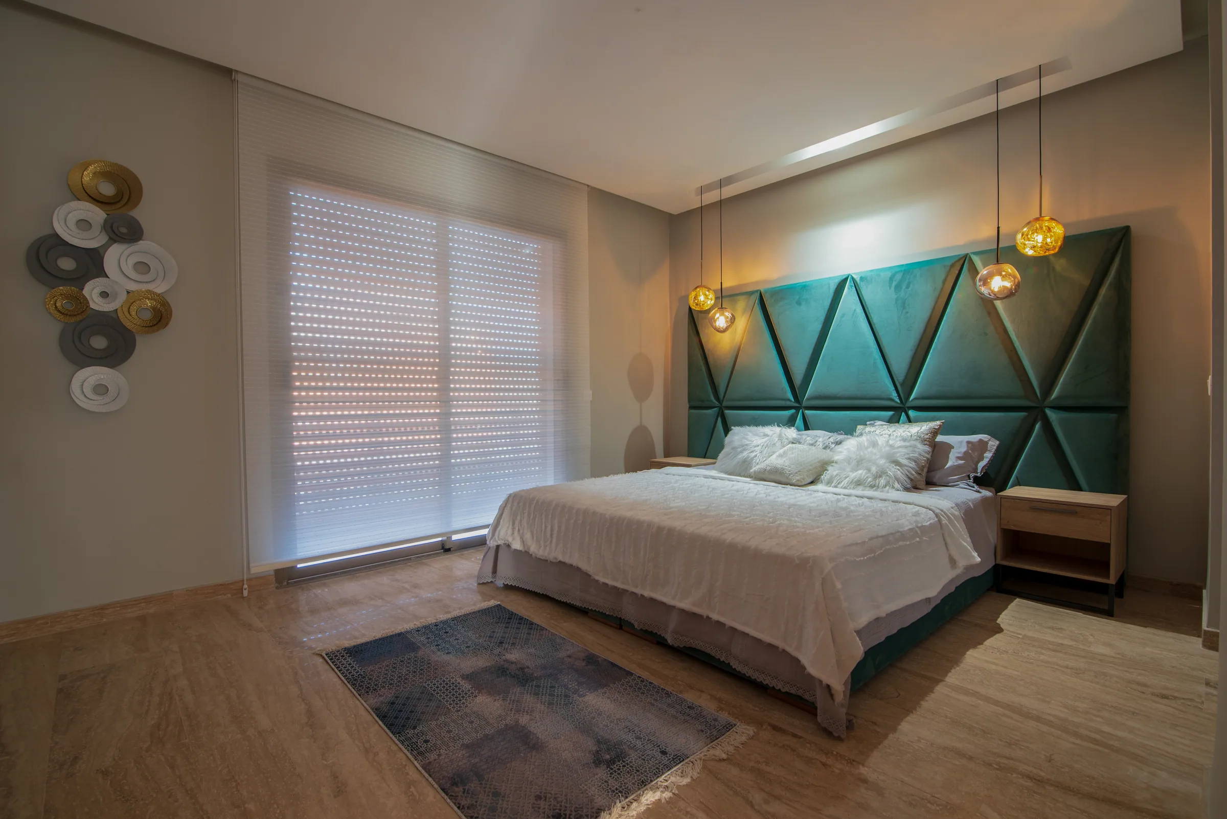 Chambre aux tons profonds et à l'éclairage doux