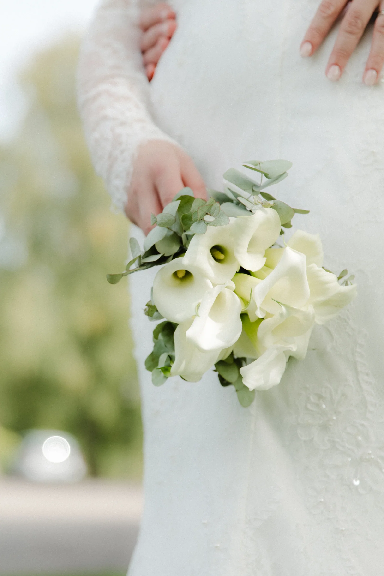 Bouquet de fleurs blanches tenu par la mariée